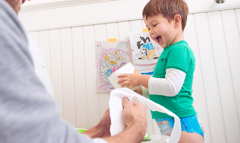 Los padres aprenden todo lo que necesitan saber sobre el comienzo del entrenamiento para ir al baño con hijo