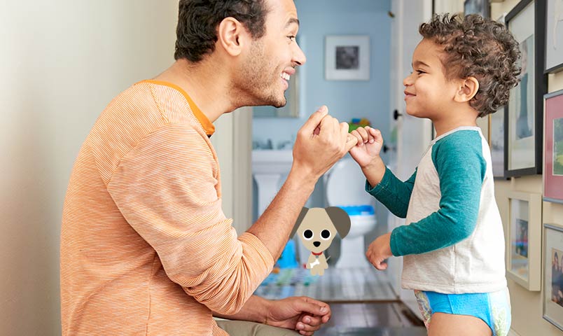 Papá felicita a su hijo en el baño después de que usa el inodoro