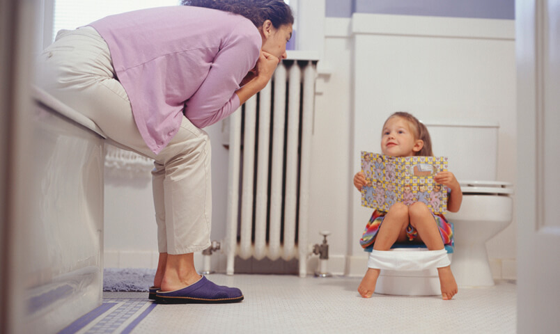 Jouer à des jeux amusants pour stimuler l'enfant à utiliser la salle de bain