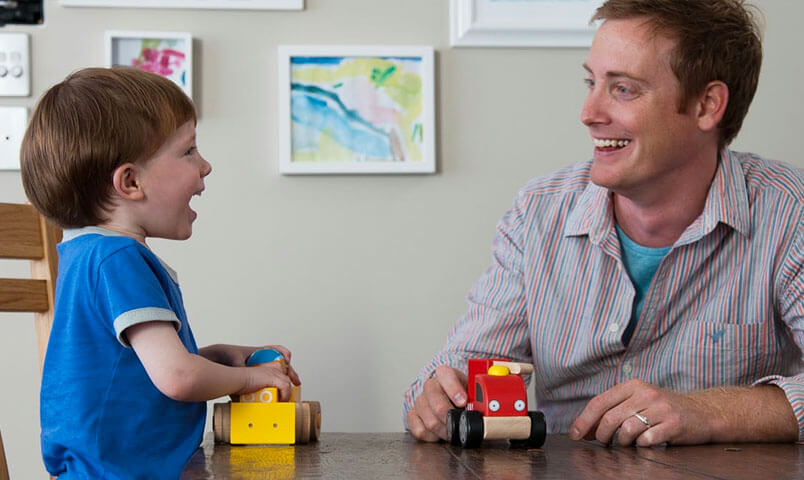 Enfant jouant avec des jouets avec son père