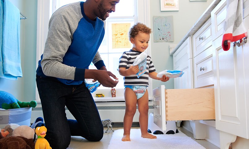 Papá mantiene un lugar especial para los calzoncitos entrenadores Pull-Ups y le permite a su hijo elegir cuál Learning Designs quiere usar