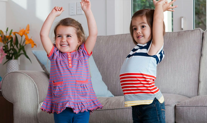 ¿Qué tipo de ropa deben usar los niños durante el entrenamiento para ir al baño?