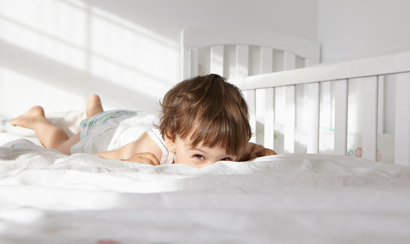 niños que aprenden a ir al baño durante el día pero se mojan por la noche