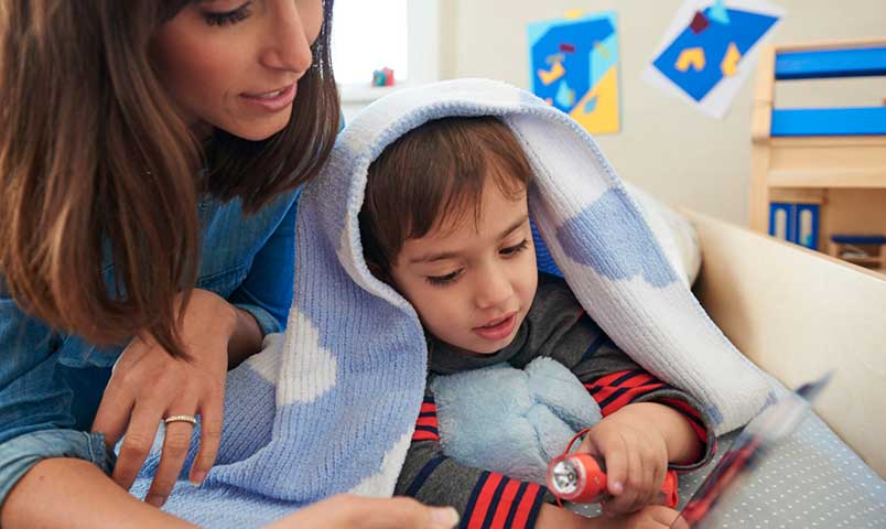 Mamá e hijo leyendo el libro de ir al baño por la noche